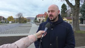 LITOMĚŘICE: Nad gymnáziem vzniká nové parkoviště. Pojme až 80 aut