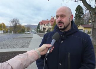 LITOMĚŘICE: Nad gymnáziem vzniká nové parkoviště. Pojme až 80 aut