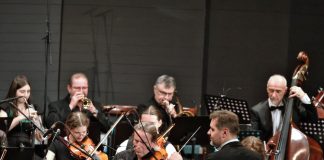 FOTOGALERIE: Symfonici s ‚Rybovkou‘ vyprodali kulturní dům