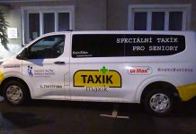 FOTOGALERIE: V Lovosicích našli pod stromečkem „Taxíka Maxíka“