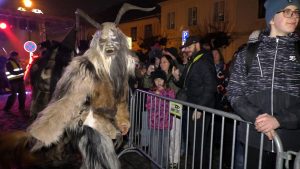ROUDNICE N.L.: Husovo náměstí v Roudnici nad Labem ovládli krampusové
