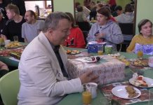 LITOMĚŘICE: Pracovníci Mondi darovali vánoční dárky klientům Naděje