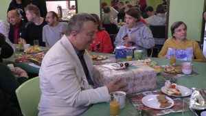 LITOMĚŘICE: Pracovníci Mondi darovali vánoční dárky klientům Naděje