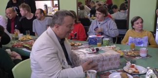 LITOMĚŘICE: Pracovníci Mondi darovali vánoční dárky klientům Naděje