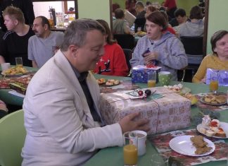 LITOMĚŘICE: Pracovníci Mondi darovali vánoční dárky klientům Naděje