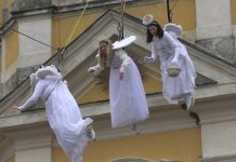 ÚŠTĚK: Z kostelní věže po roce opět slétli andělé