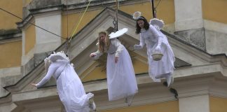 ÚŠTĚK: Z kostelní věže po roce opět slétli andělé