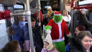 LITOMĚŘICKO: Ve svátečním Oparenském expresu cestoval i Grinch