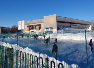 FOTOGALERIE: Také Lovosice zasypal sníh. Město zprovoznilo ledové kluziště