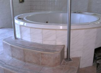 Vířivka v litoměřickém bazénu se vrací k životu. Po letech mimo provoz ji nahradí moderní vana, vznikne i terasa