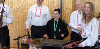 LITOMĚŘICE: Netradiční vystoupení cimbálové muziky Réva na ZŠ Havlíčkova