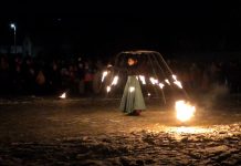 KŘEŠICE: Rozloučení se starým rokem v Křešicích bez ohňostroje ale s impozantní fireshow