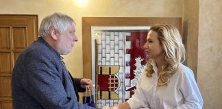 Poděkování za deset let pomoci dětem. Starosta přijal zakladatelku fondu Delfín