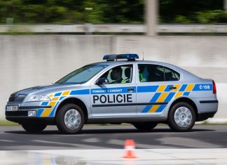 Lovosičtí policisté stopli kradené SUV: Za volantem sedělo dítě, další bylo na sedadle spolujezdce