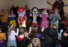 KŘEŠICE: Sál restaurace U Henschů zaplnili princeznami, strašidla i superhrdinové