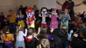 KŘEŠICE: Sál restaurace U Henschů zaplnili princeznami, strašidla i superhrdinové KŘEŠICE: Sál restaurace U Henschů zaplnili princeznami, strašidla i superhrdinové