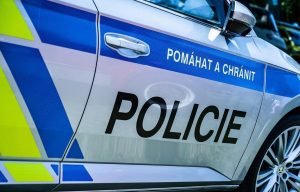 Hazard na silnicích Litoměřicka: V Kostomlatech se řidič řítil obcí „stovkou“, přišel o průkaz