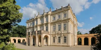 Státní zámek Ploskovice hledá průvodce a pokladníka na letošní sezónu