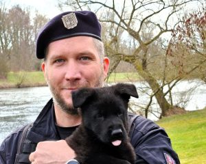 Policisté na Terezínsku kontrolovali chaty u Ohře. Zapojil se i nový psí parťák – štěně Vegass (Fotogalerie)