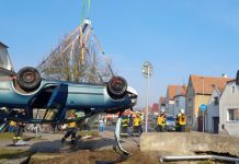 FOTOGALERIE: Dramatické ráno v Brozanech: Osobní auto skončilo v náhonu na střeše, vyprostit ho musel speciál