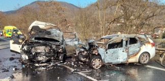 Drama u Dolních Zálezel: Po nehodě začala hořet dvě auta, na místě jsou tři zranění