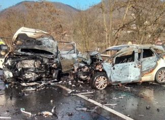 Drama u Dolních Zálezel: Po nehodě začala hořet dvě auta, na místě jsou tři zranění