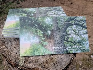 Součástí vernisáže výstavy „Památné stromy Podřipska“ bude i křest a autogramiáda knihy