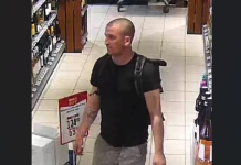 Poznáte muže na fotografiích? Policie v Roudnici řeší krádež za 20 tisíc korun