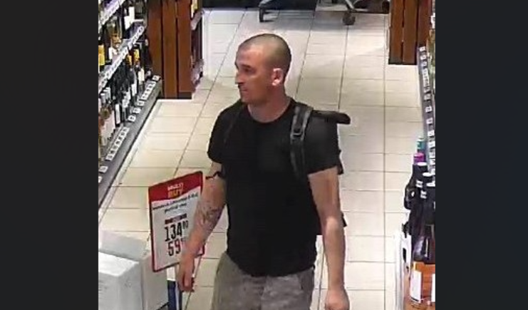 Poznáte muže na fotografiích? Policie v Roudnici řeší krádež za 20 tisíc korun