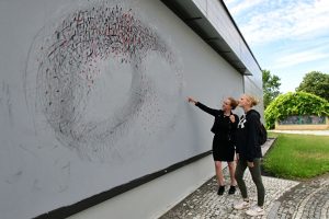 Galerie na zdi čeká na nové nápady. Město vyhlašuje otevřenou výzvu pro umělce Galerie na zdi čeká na nové nápady. Město vyhlašuje otevřenou výzvu pro umělce