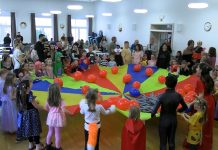 TŘEBENICE: Dětský karneval zpestřila tančící opička