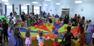 TŘEBENICE: Dětský karneval zpestřila tančící opička