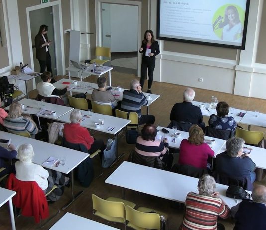 LOVOSICE: Senioři se v sále staré radnice učí, jak se vyznat v médiích