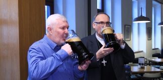 LITOMĚŘICE: Biskupský pivovar U sv. Štěpána uvařil Velikonoční speciál. Požehnal mu arcibiskup