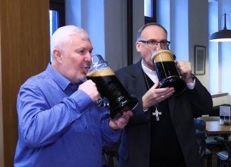 LITOMĚŘICE: Biskupský pivovar U sv. Štěpána uvařil Velikonoční speciál. Požehnal mu arcibiskup