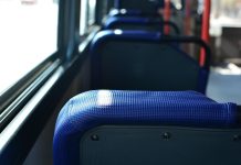 Hlučný zloděj v autobuse: Kabelku ukradl přímo před očima cestujících, policisté ho dopadli za pár minut