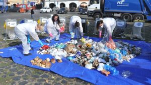 Den Země na Litoměřicku: Od vědeckých pokusů na náměstí až po úklid Lovoše Den Země na Litoměřicku: Od vědeckých pokusů na náměstí až po úklid Lovoše