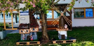 Zlo kletbu nepřineslo, ale radost nezmizela: Lovosičtí senioři nahradili ukradenou čarodějnici větrným mlýnem