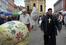 ÚŠTĚK: Úštěk ožil velikonočním jarmarkem, nechyběla obří slepice