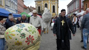 ÚŠTĚK: Úštěk ožil velikonočním jarmarkem, nechyběla obří slepice ÚŠTĚK: Úštěk ožil velikonočním jarmarkem, nechyběla obří slepice
