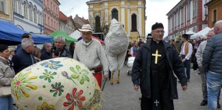 ÚŠTĚK: Úštěk ožil velikonočním jarmarkem, nechyběla obří slepice
