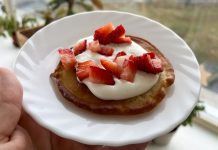 V Terezíně to vonělo lívanci: Senioři si zpříjemnili dopoledne společným pečením