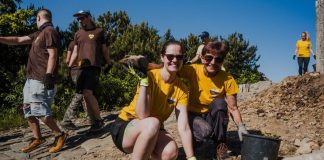 Pomozte obnovit vyhořelou rozhlednu na Vlčí hoře! Stezky z lásky startují sezónu v Českém Švýcarsku