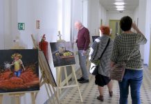 LITOMĚŘICE: V Kulturním a kreativním centru začala výstava obrazů a stromečků štěstí