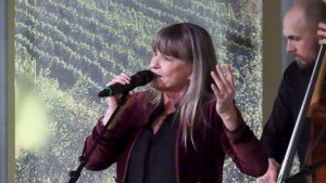 LITOMĚŘICE: Na Hradě zpívala šansoniérka Chantal Poullain LITOMĚŘICE: Na Hradě zpívala šansoniérka Chantal Poullain