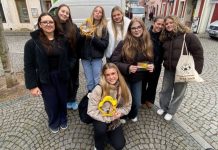 Peříčkový týden v ulicích: Studenti pomáhají ohroženým dětem