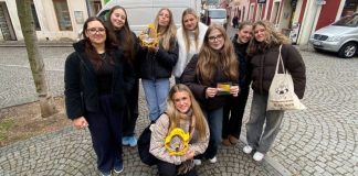 Peříčkový týden v ulicích: Studenti pomáhají ohroženým dětem