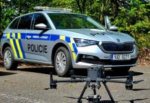 Došel mu benzín i trpělivost policistů. Nepoučitelný řidič v Lovosicích přišel o auto, domů šel pěšky