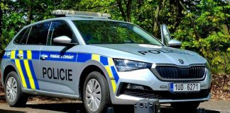 Došel mu benzín i trpělivost policistů. Nepoučitelný řidič v Lovosicích přišel o auto, domů šel pěšky