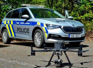 Došel mu benzín i trpělivost policistů. Nepoučitelný řidič v Lovosicích přišel o auto, domů šel pěšky